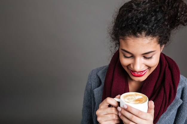 Mujer joven, bebida, café