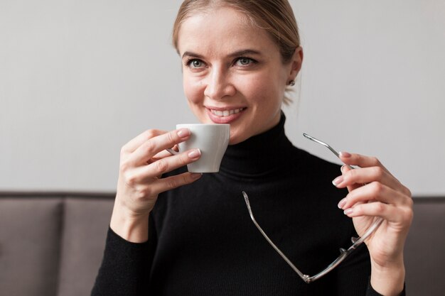 Mujer joven, bebida, café