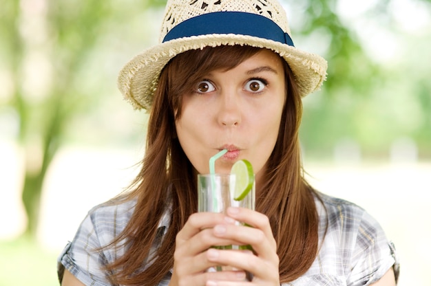 Mujer joven, bebida, mojito