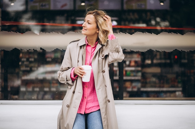 Foto gratuita mujer joven bebiendo café en la ciudad