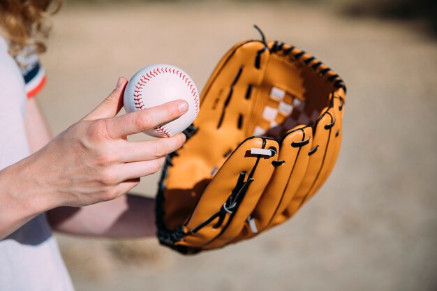 Mujer joven con béisbol y guante