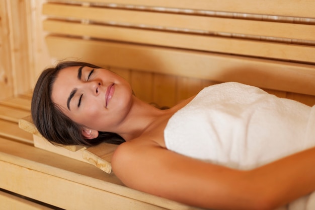 Mujer joven belleza descansando en la sauna