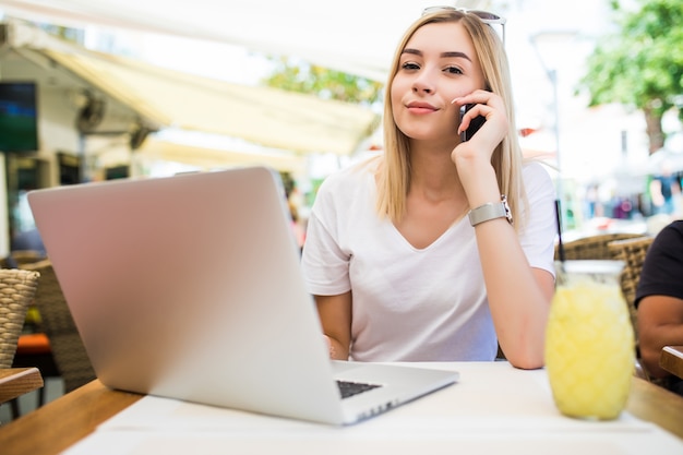 Mujer joven belleza habla con el jefe a través del teléfono celular