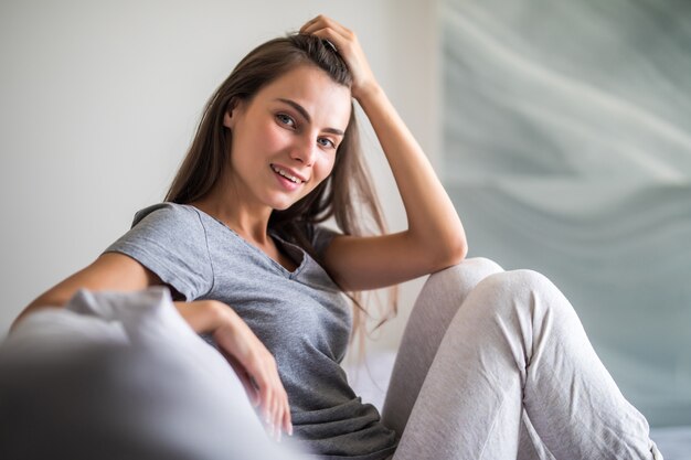 Mujer joven belleza con sonrisa perfecta blanca en casa