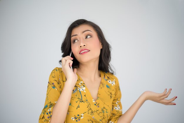 Mujer joven belleza con teléfono inteligente