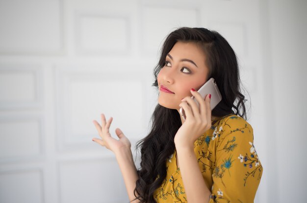 Mujer joven belleza con teléfono inteligente