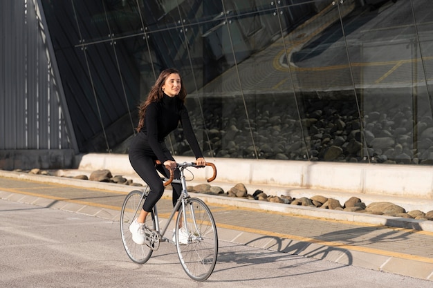 Mujer joven, con, un, bicicleta, aire libre