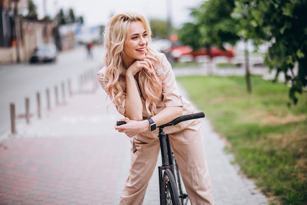 Mujer joven en una bicicleta en el parque