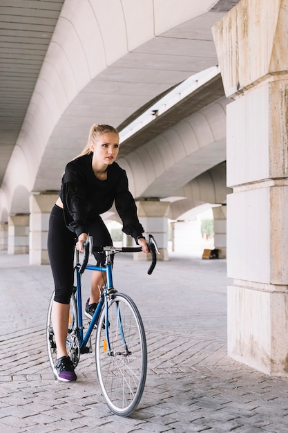 Mujer joven en bicicleta