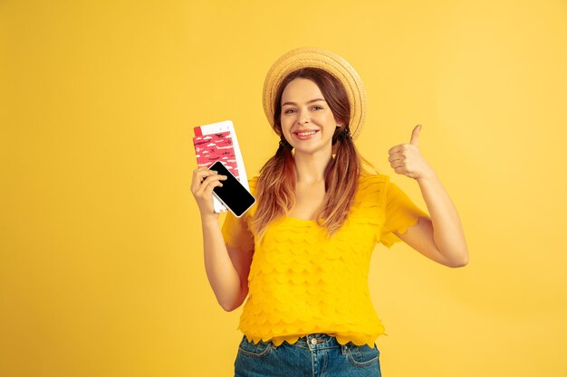 Mujer joven con billetes y smartphone