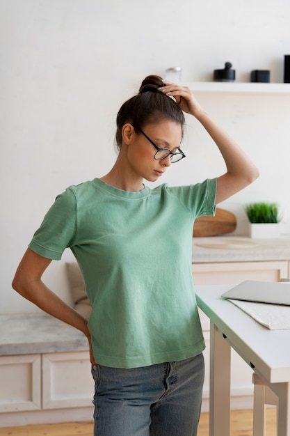 Foto gratuita mujer joven con bollo desordenado