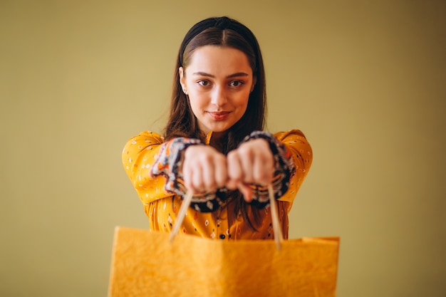 Mujer joven con bolsas de compras en un hermoso vestido