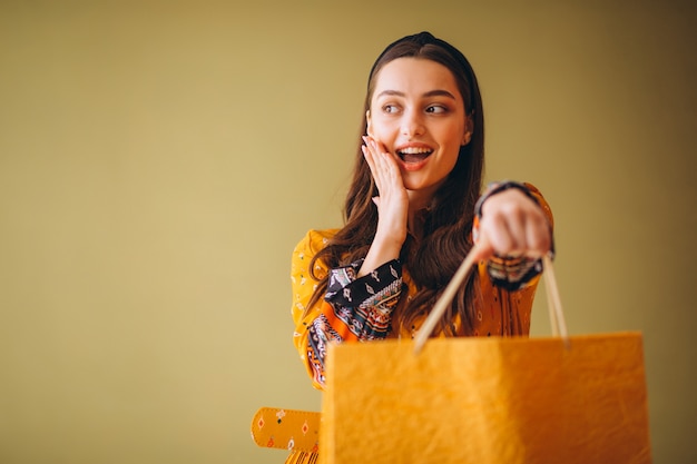 Mujer joven con bolsas de compras en un hermoso vestido