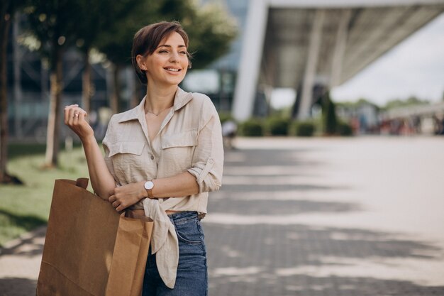 Mujer joven, con, bolsas de compras