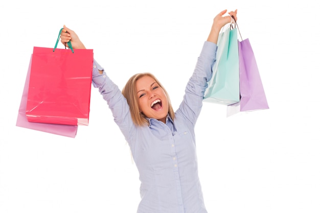 Mujer joven con bolsas de compras