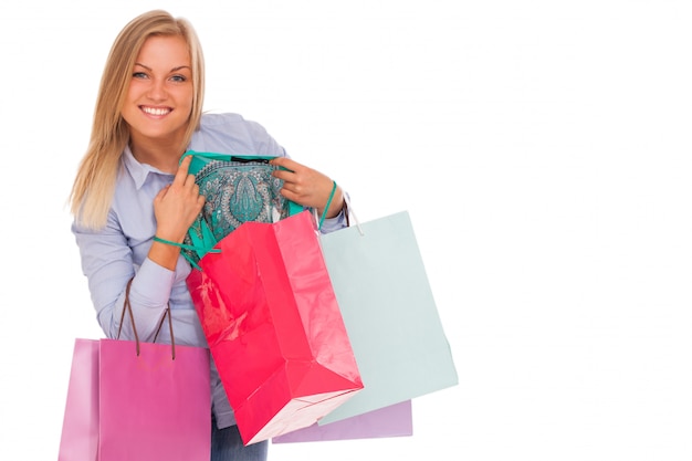 Mujer joven con bolsas de compras