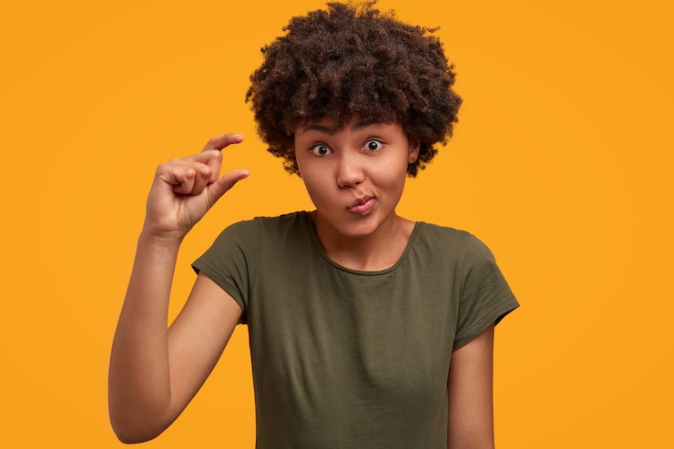 Foto gratuito una mujer joven y bonita con el cabello rizado.