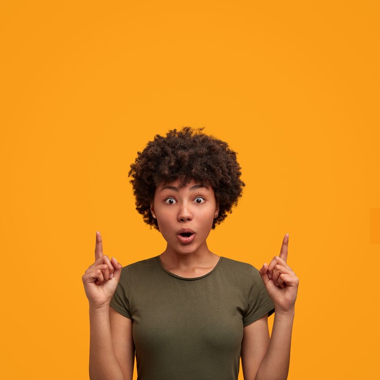 Foto gratuito una mujer joven y bonita con el cabello rizado.