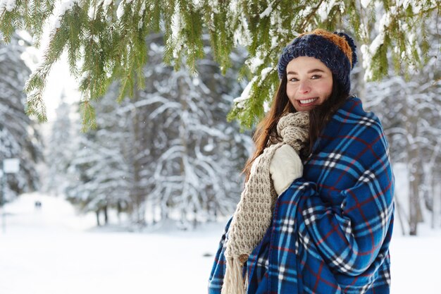 Mujer joven en bosque de invierno