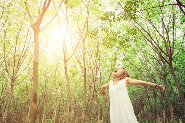 Mujer joven bostezando en el bosque