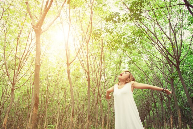 Mujer joven bostezando en el bosque