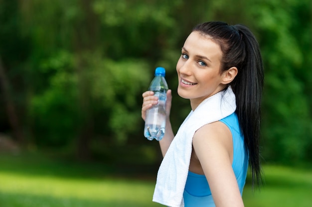 Mujer joven, con, botella de agua