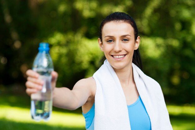 Mujer joven, con, botella de agua