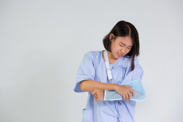 Mujer joven con un brazo roto con una férula de brazo