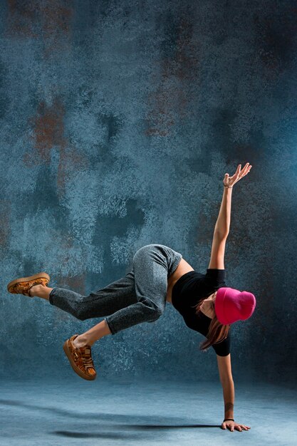 Mujer joven break dance.