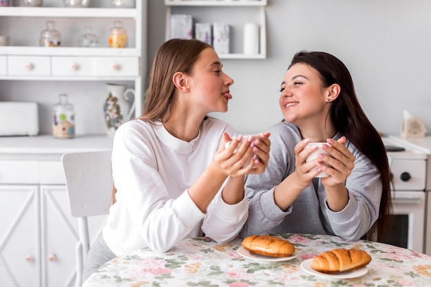 Foto gratuita mujer joven burlándose de su novia