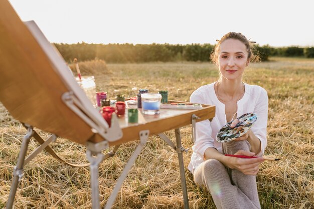 Mujer joven en busca de inspiración en la naturaleza