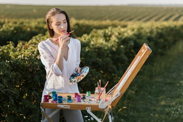 Mujer joven en busca de inspiración en la naturaleza