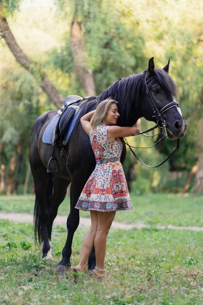 Mujer joven con un caballo