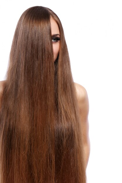 Mujer joven con un cabello hermoso