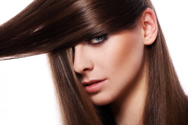 Mujer joven con un cabello hermoso