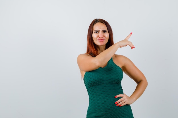 Mujer joven con cabello largo en un bodycon verde