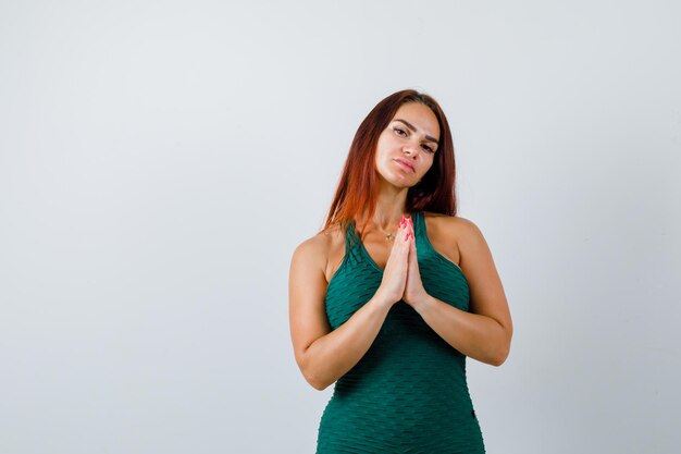 Mujer joven con cabello largo en un bodycon verde