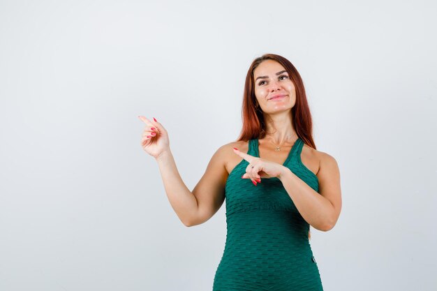 Mujer joven con cabello largo en un bodycon verde