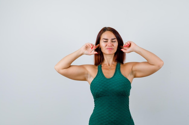 Mujer joven con cabello largo en un bodycon verde