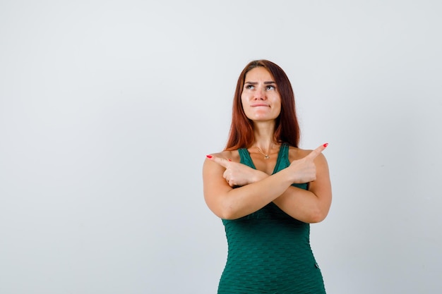 Mujer joven con cabello largo en un bodycon verde