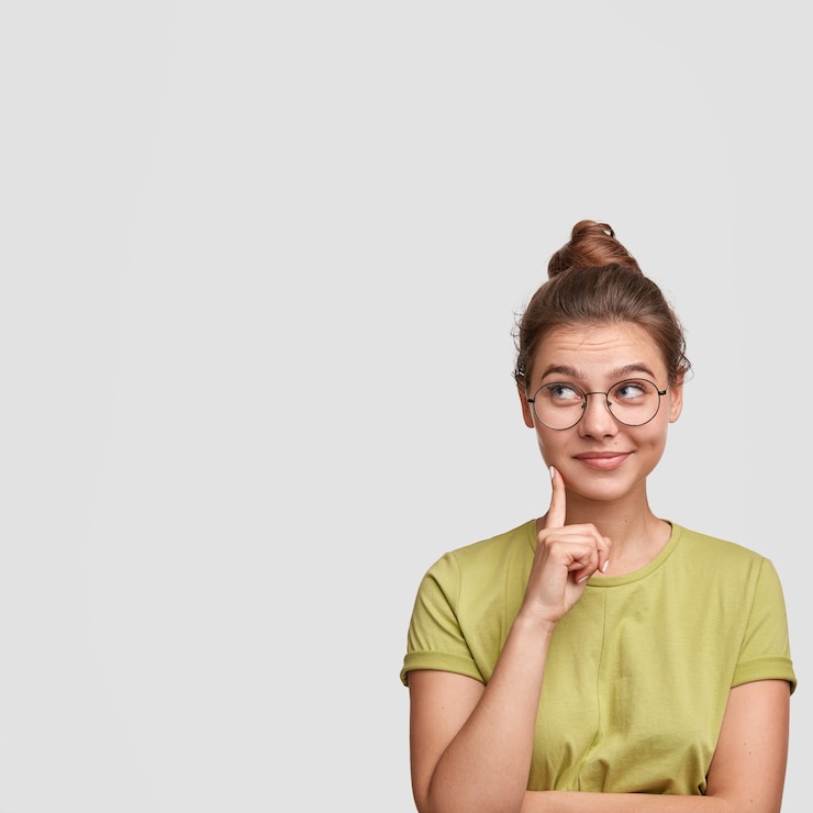 Foto gratuito mujer joven con el cabello en un pan.