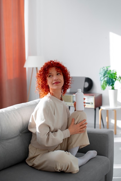 Foto gratuita mujer joven con el cabello rizado