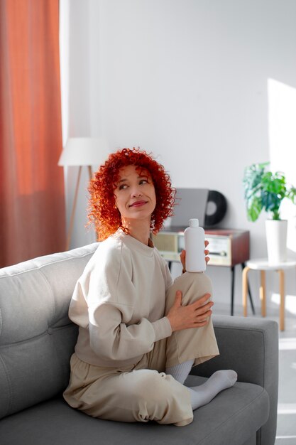 Mujer joven con el cabello rizado