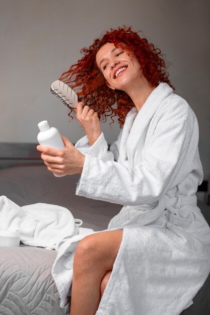 Mujer joven con el cabello rizado