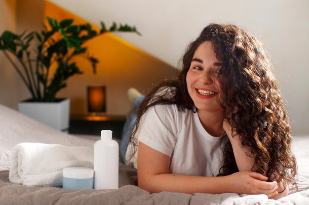 Mujer joven con el cabello rizado