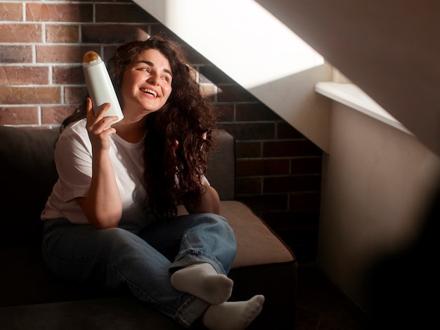 Mujer joven con el cabello rizado