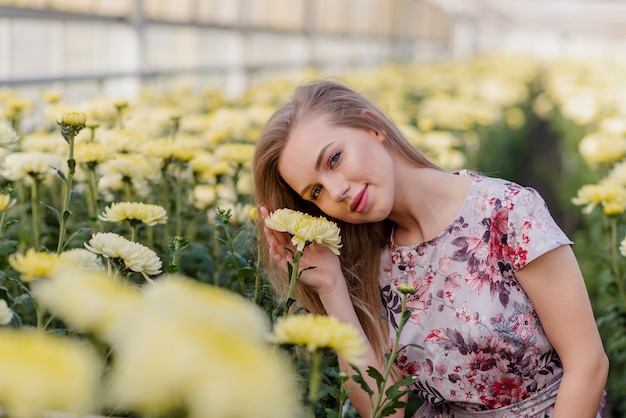 Foto gratuita mujer joven con la cabeza apoyada en flor