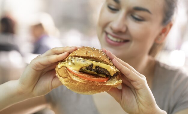 Mujer joven, en, café, comida, sabroso, emparedado