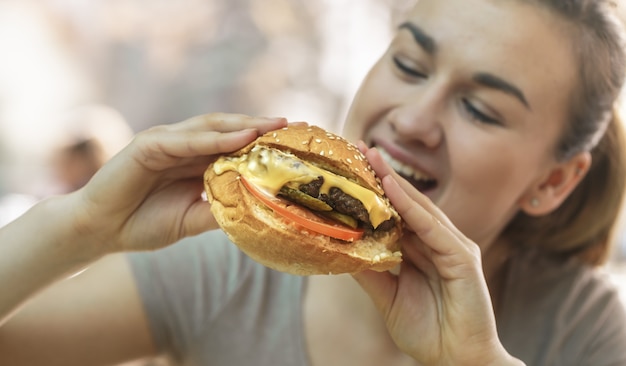 Mujer joven, en, café, comida, sabroso, emparedado