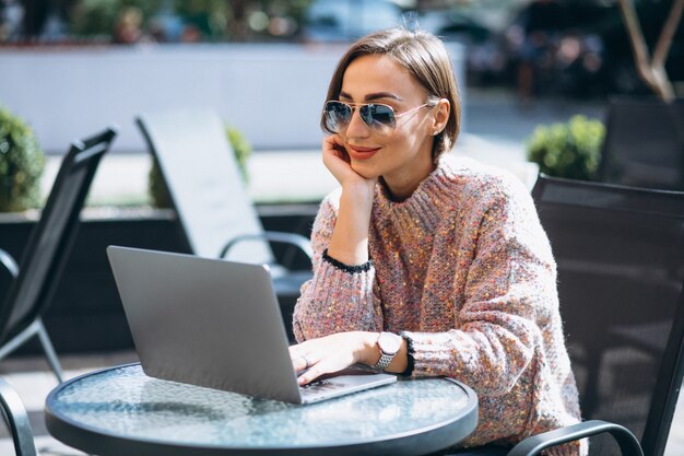 Mujer joven en un café usando laptop